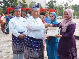 Meriah di Hari Jadi Riau ke-69, Plt Gubri Serahkan Hadiah ke ASN Berprestasi