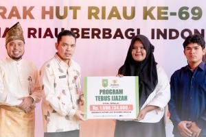 Konkret, Baznas Riau Serahkan Rp1,6 Miliar untuk Tebus 297 Ijazah dan Bantu Seragam Sekolah