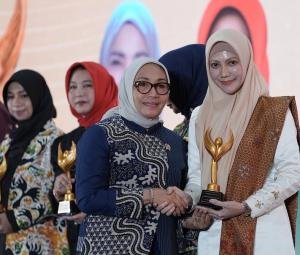 Bunda Literasi Pekanbaru Sulastri Agung Peroleh Anugerah Nasional dari Menteri PPPA di ASCA 2026