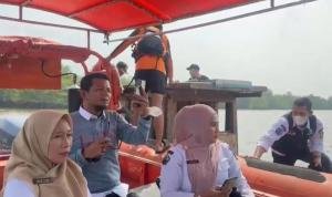 Guru Hendak Mengajar Terjebak di Sungai Pedalaman Meranti Akibat Mesin Perahu Mati