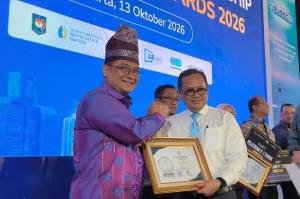 Penghargaan Kepemimpinan Digital Terbaik Nasional 2026 Diserahkan ke Sekdaprov Riau Syahrial Abdi