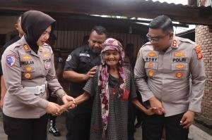 Polri Peduli, Kapolres Kampar Rehab Rumah Lansia di Desa Bukit Ranah