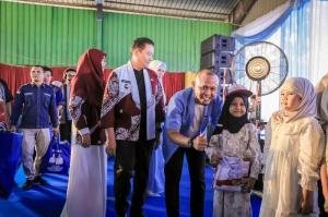 Puluhan Ribu Seragam Sekolah Gratis Siswa SD dan SMP se-Pekanbaru Dibagikan